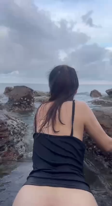 [sex Việt Nam] Doggy em áo đen bên bờ biển